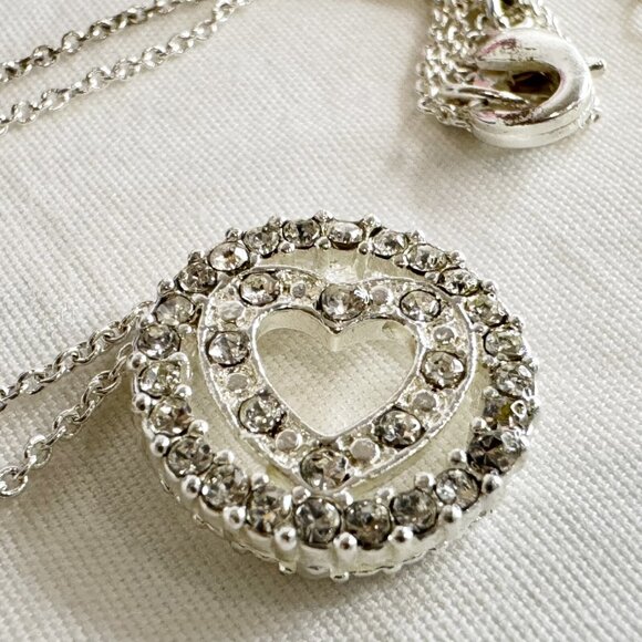 Avon Silver Tone Circle Heart Pendant Necklace w Pouch 16" with 3” Extender NOS - Picture 1 of 6